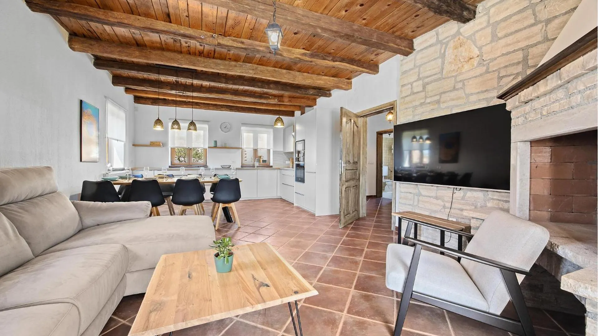 Beautiful Home In Cabrunici With Kitchen