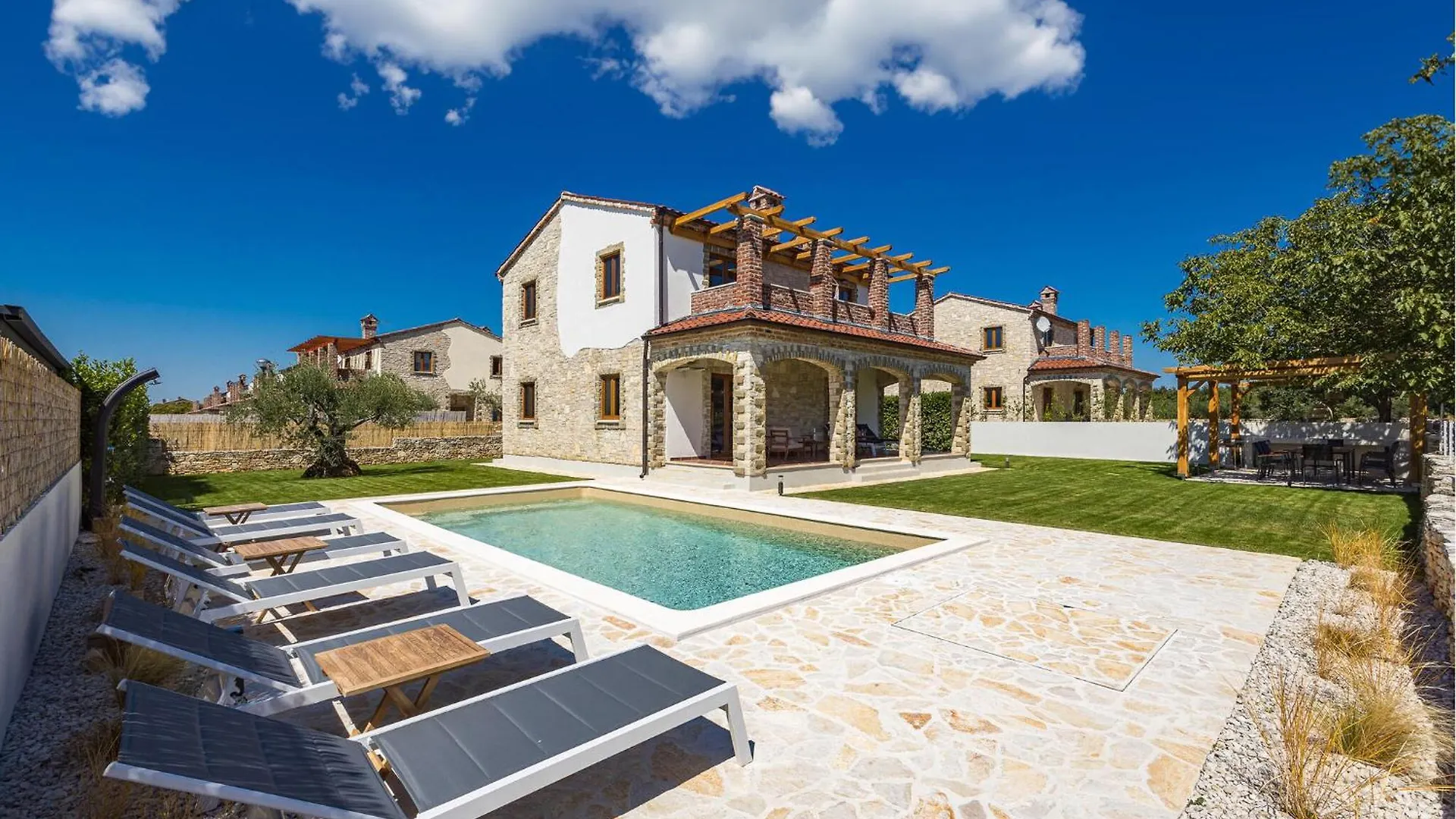 Beautiful Home In Cabrunici With Kitchen