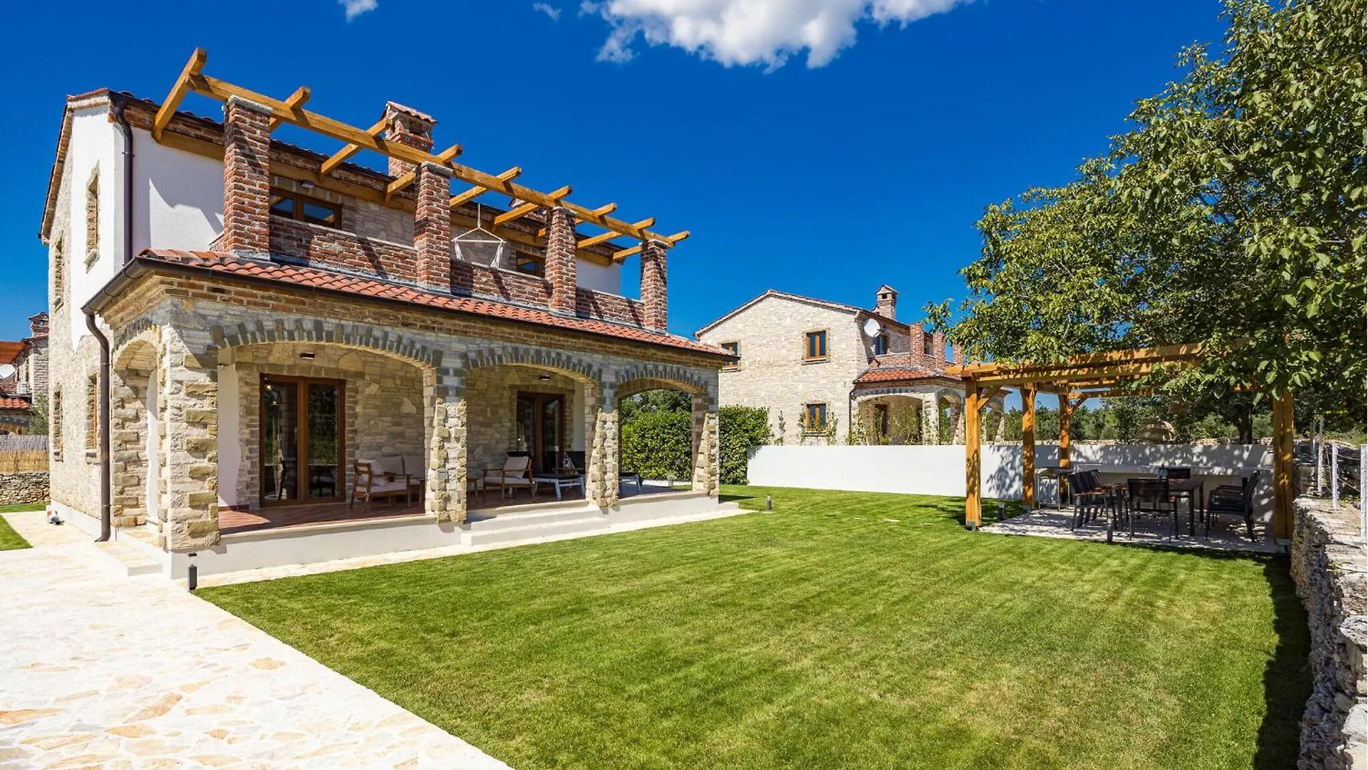 Beautiful Home In Cabrunici With Kitchen